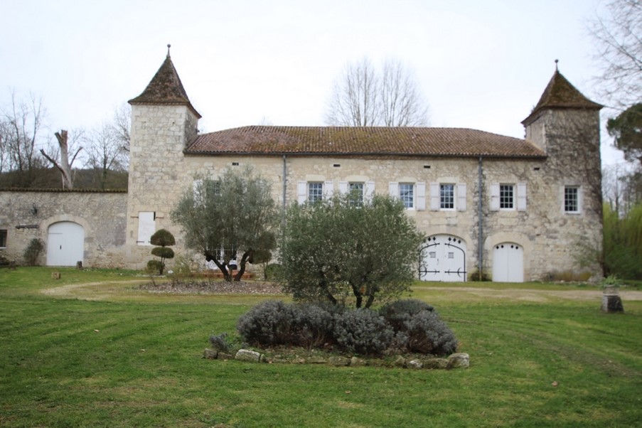 CHATEAU AVEC 7 HA  VOCATION EQUESTRE / AGRO-TOURISME