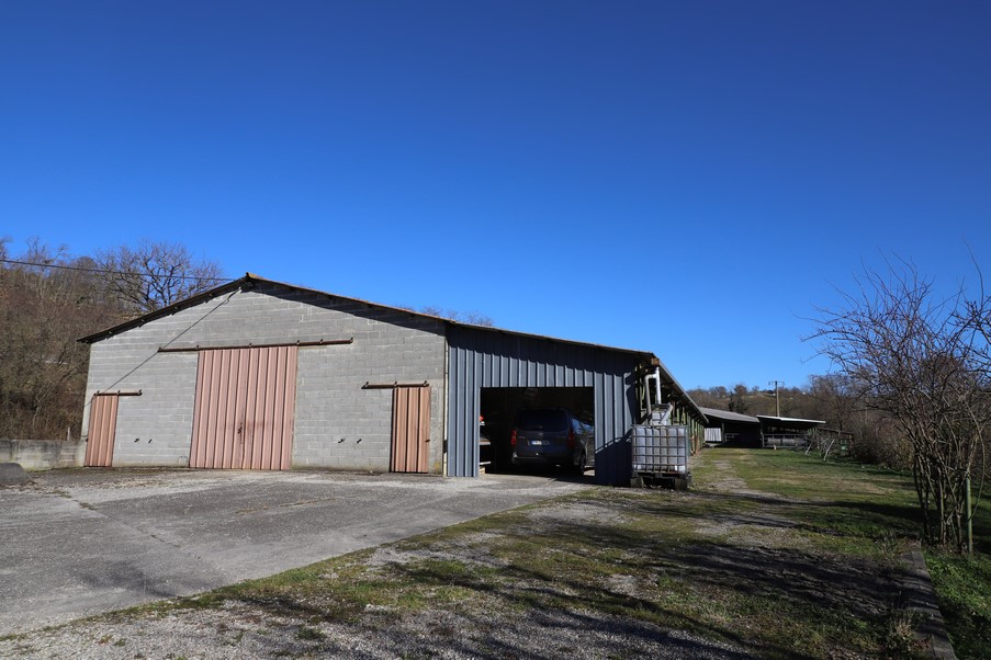 hangar fermé 680m²